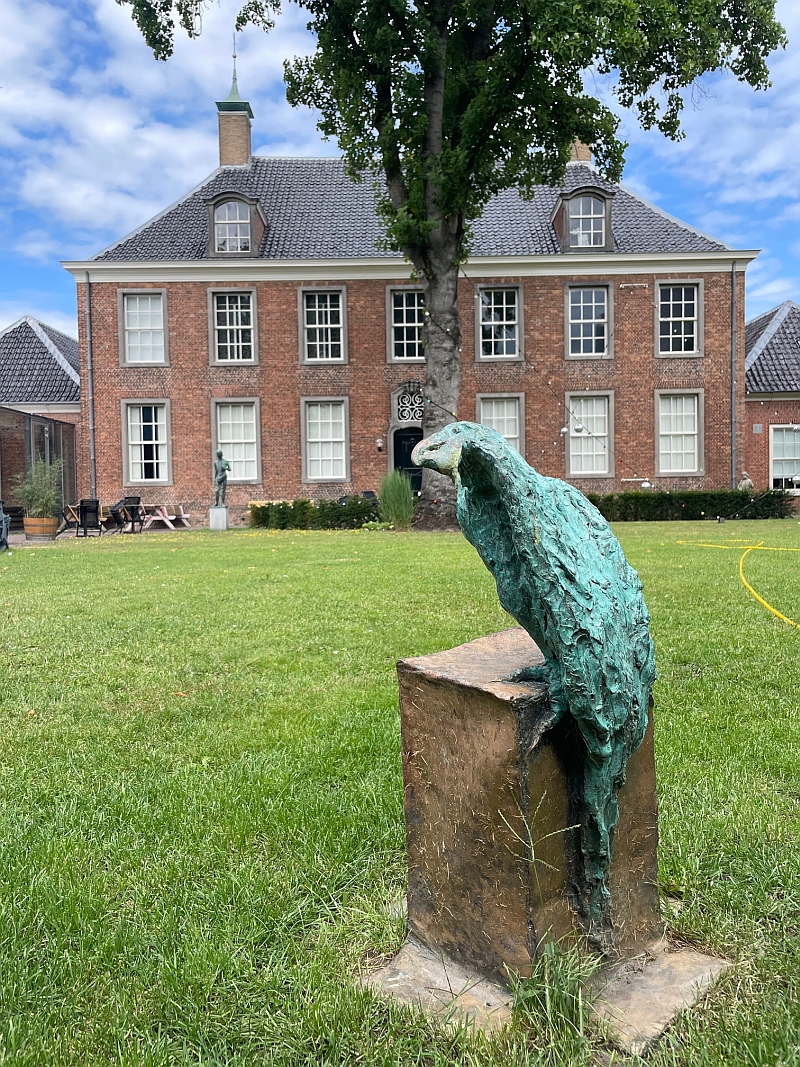 Papegaai op doos in de nieuwe Beeldentuin van Museum Tongerlohuys in Roosendaal.